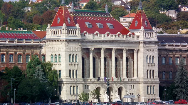 Budapeşte Teknoloji ve Ekonomi Üniversitesi'nin Tuna kıyısındaki ana binası