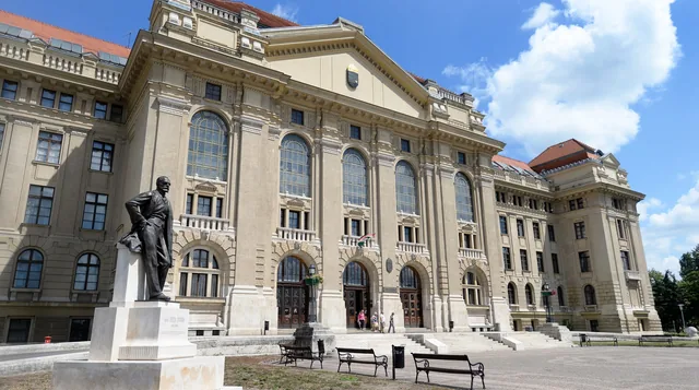 Debrecen Üniversitesi ana binası ve önündeki heykel