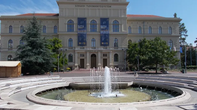 Szeged Üniversitesi'nin Dugonics tér'deki rektörlük binası ve önündeki fıskiye